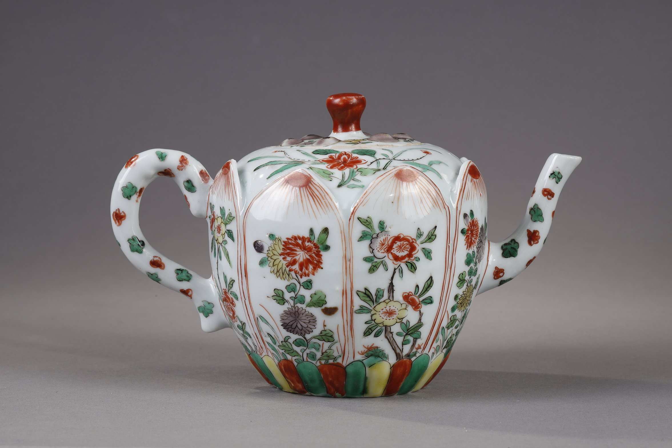 Wine jug Chinese Famille Verte porcelain lotus flower shaped . Kangxi period 1662/1722